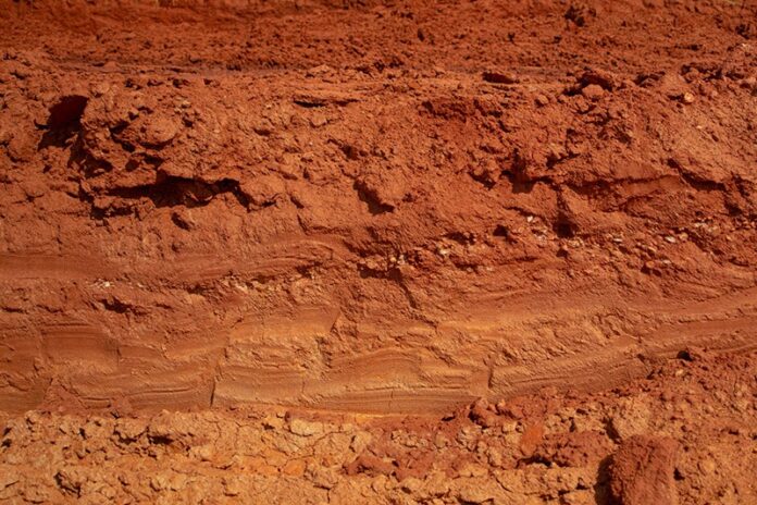 Interesses estrangeiros acusados de incitar distúrbios locais para proteger a mineração ilegal