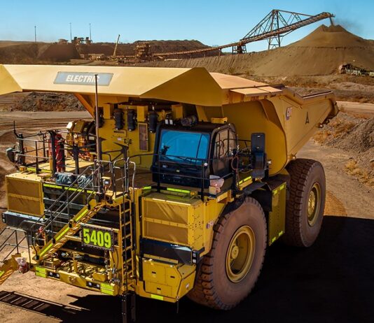 BHP, Rio Tinto e Caterpillar iniciam testes com caminhões de transporte elétricos a bateria