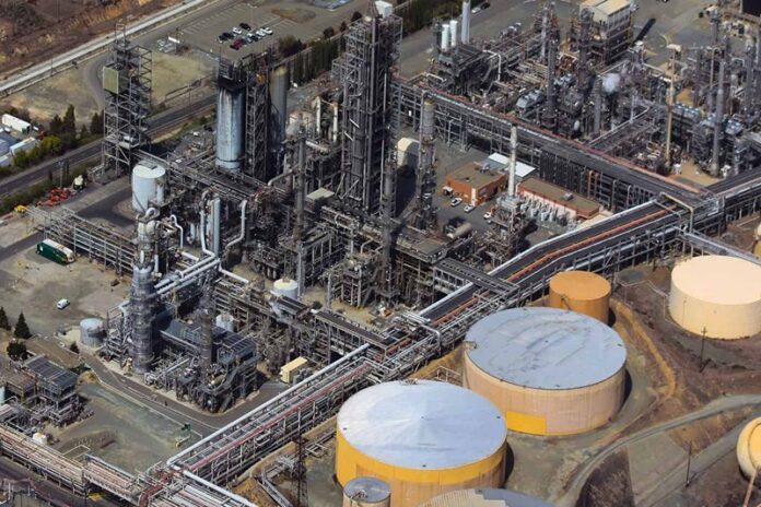 Consórcio liderado pela ExxonMobil adjudica contrato inicial para grande projeto de LNG em Moçambique.